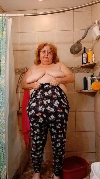 BBW nurse Vicki adventures with friends: 我把裤子弄小便看了吗?