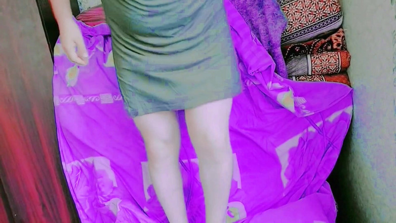 Kitty_Cross: 그녀의 부드러운 손에서 반짝이는 음란한 Sissy