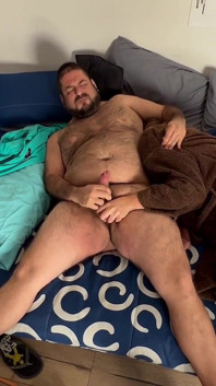 Mein sklave isst meine achselhöhle und drückt meine eier, bis das sperma freigegeben ist, so wird eine hure behandelt