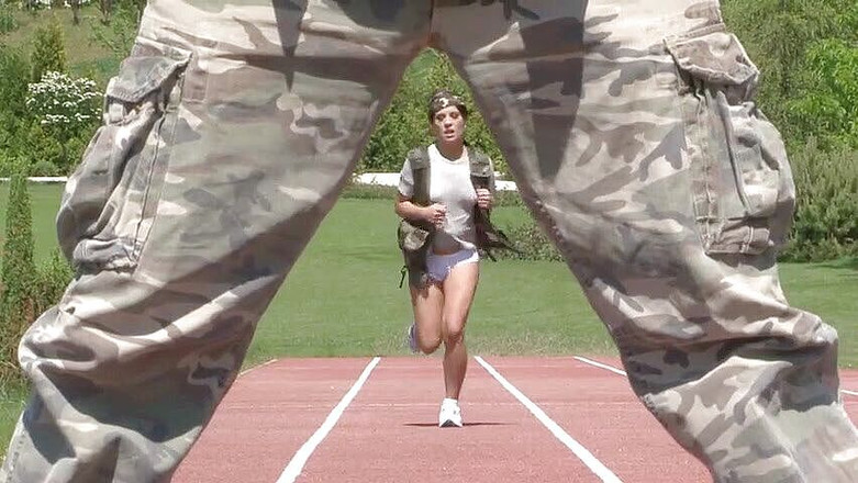 Backdoor Films: 2つの見事なブルネットの女の子は、角質の兵士に犯される