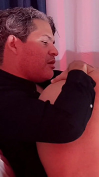 火辣修女舔她神父的鸡巴
