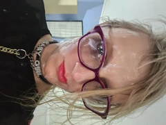 Trans cumslut taze yüze boşalma ile oynuyor ve ardından yüze boşalma