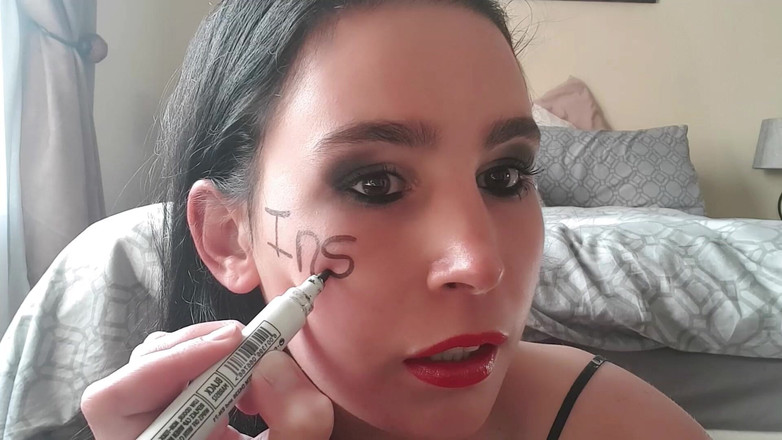 domslutfucker: Vuil pratende slet met lichaam schrijvend, ondersteboven natte dildo diep...