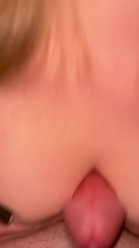 Moglie amatoriale fa pompino sensuale con sega con le tette sborra