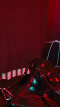 穿着身体袋和厚橡胶面具的橡皮奴隶的电子游戏