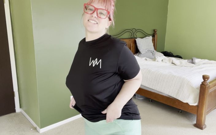 Alice Stoner: Une superbe BBW se déshabille et trémousse son gros cul...