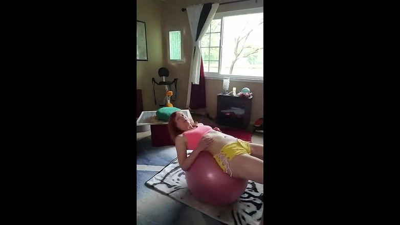 Aurora Willows: Défilé de mode et entraînement en short jaune