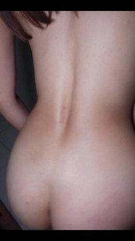 Nggak disangka, cewek ini masukin kontolku ke dalam pantatnya