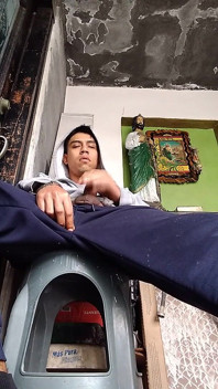 Melancap di Hadapan Penonton di Pintu Rumah Saya
