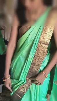 Shivani w Green Sari przygotowuje się. Nieoszlifowy pełny film.