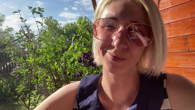 Cuteblonde666: Fumando all'aperto mostrando la mia figa pelosa