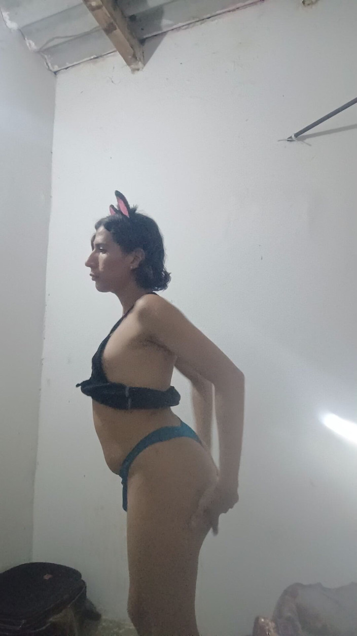 Femboy from Colombia: Anda gadis dengan tarian seksi yang lucu ini