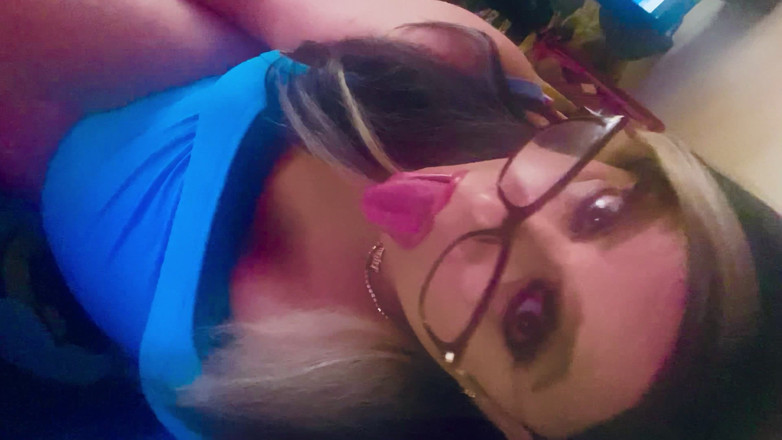 Krissy Sweets: Krissy sweet si accarezza il suo cazzo