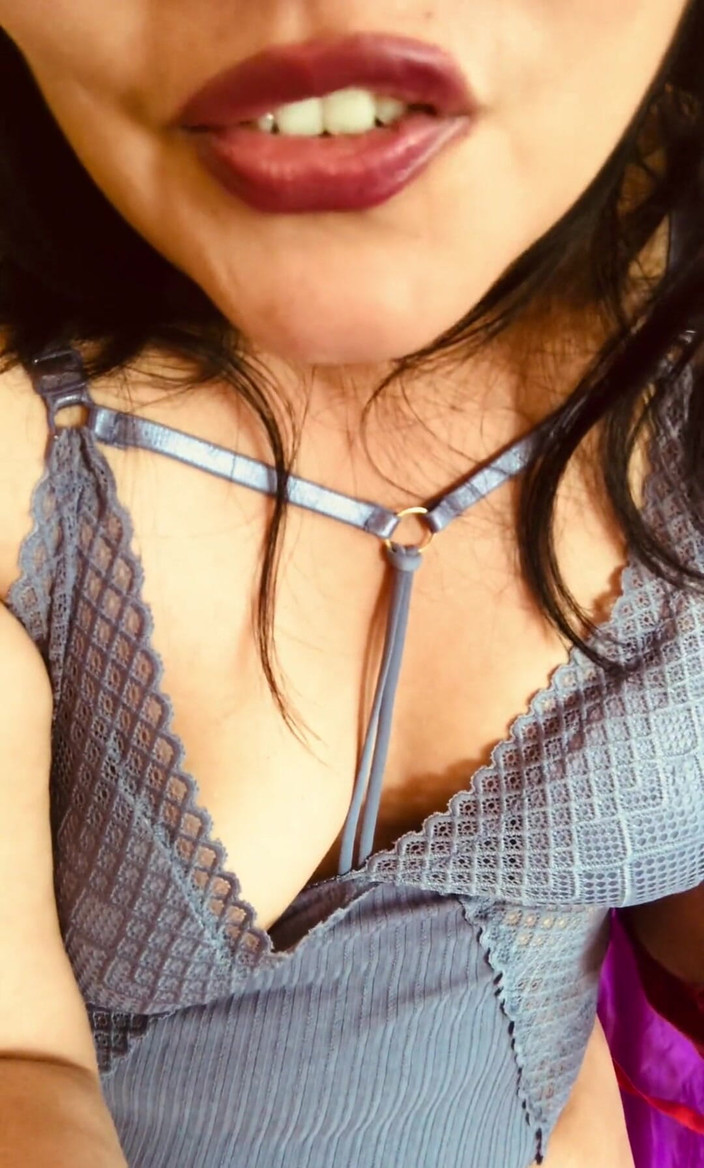Carla Villalobos: Bergoyang bogel dan semua panas