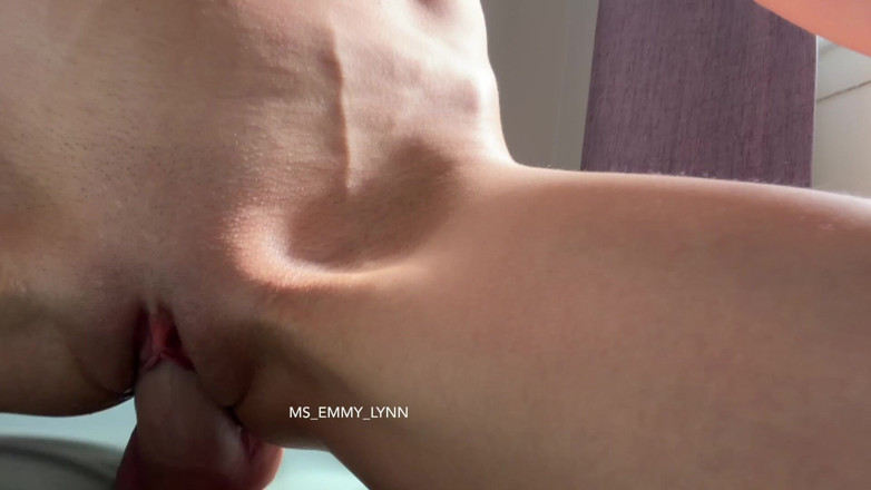 Ms_Emmy_Lynn: Chuda fit loszka jazda dildo, co sprawia, że jest kremowy