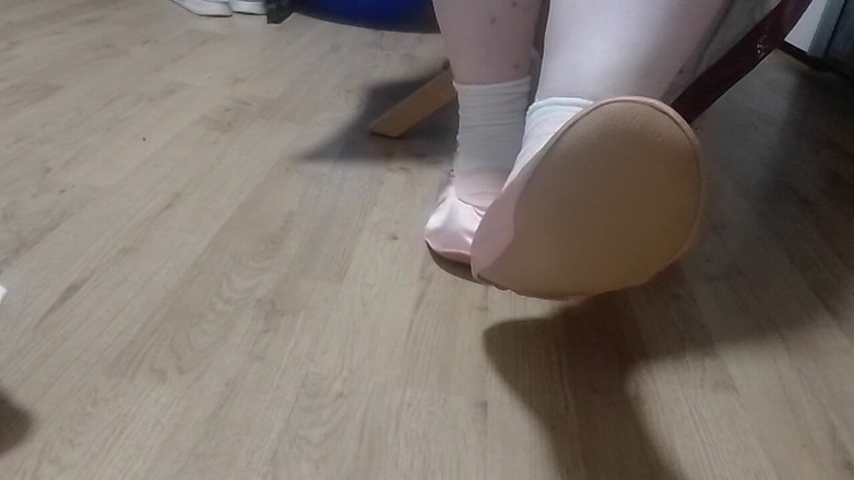 tammara big: Mis primeras zapatillas de gimnasia con calcetines blancos