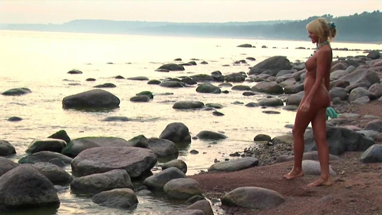 Adult Deluxe: Une poupée à forte poitrine se déshabille sur la plage et...