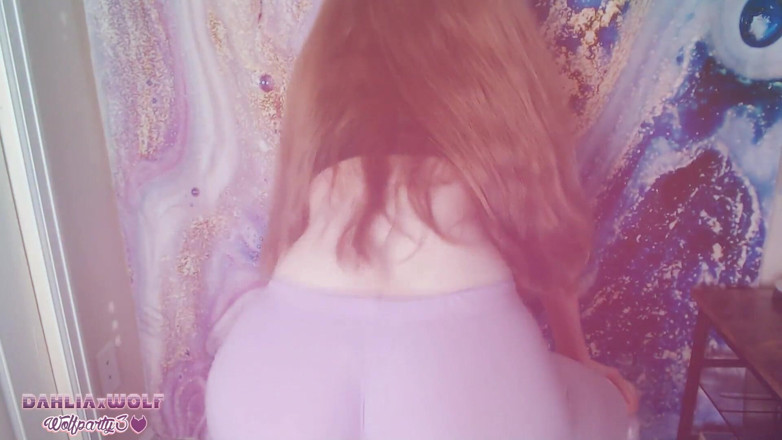 Dahlia Wolf: Ragazza calda macina e twerka in leggings attillati
