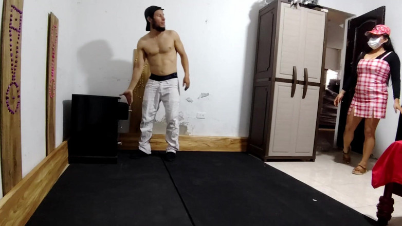 NEGRITA SEXY: Nevlastní matka objev potěšení překvapí svého nevlastního syna spodním prádlem...