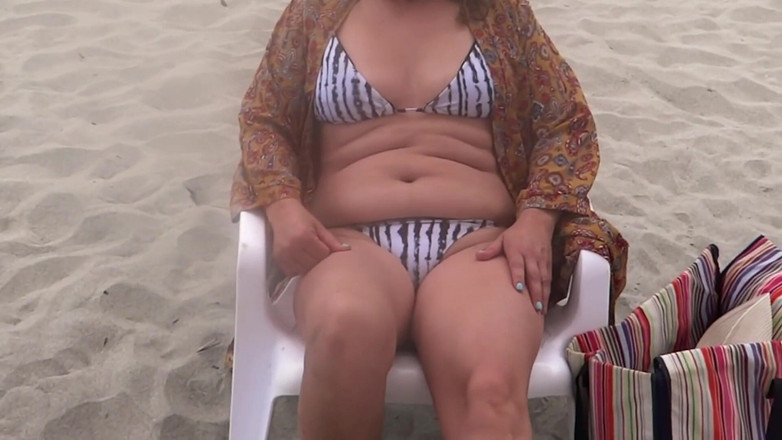 Ardientes69: Am strand zeigt stiefmutter und liebt es, schwänze hart zu...