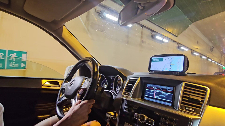 Ferrero anal experience: 当我们在高速公路上交通堵塞时，她把我的鸡巴放在她手中