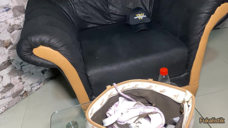 Fukalistik: BBCの訪問者は巨乳の妻をファック