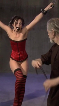 Une pute bondage se fait fouetter par la domination masculine