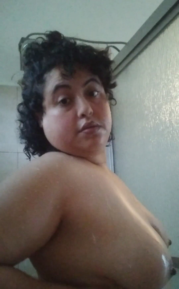 FloraWilde: 내 젖탱이로 샤워하고 노는 중