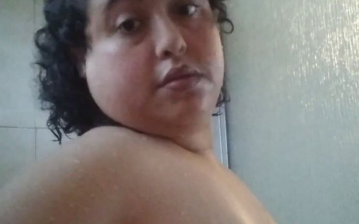 FloraWilde: Aku lagi asik cuci dan mainin toketku di kamar mandi