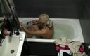 Milfs and Teens: Teen con dread catturato dalla telecamera in bagno