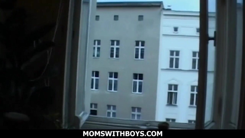 Moms With Boys: Блондинку мілфу в сексуальних панчохах пестять пальцями і трахають