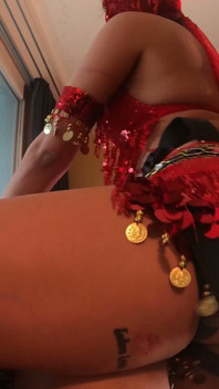 Sexy Brunnete schätzchen peggt ihren freund mit ihrem strapon