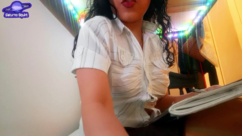 Saturno Squirt: POVホットな浮気教師は、彼女の若い学生の前で彼女の濡れたピンクの毛深いマンコを自慰行為します