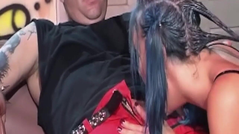 Bangora clips: Milf de pelo azul amordaza duro con la polla del...