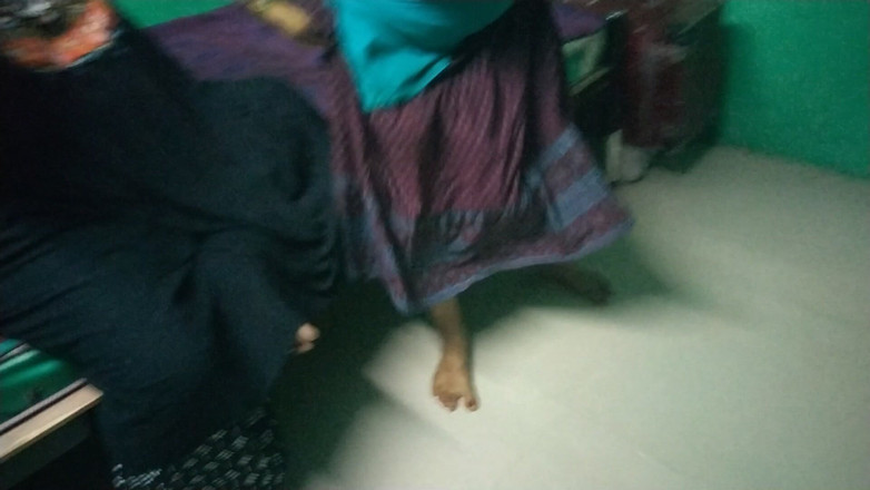 Tamil lesbian: Três tias falando no quarto