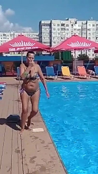 Як сексуально самотня домогосподарка на відпочинку в басейні вчиться пірнати