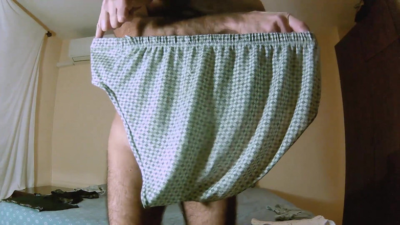 Earl Smile: Earl präsentiert seine bescheidene sammlung von briefs