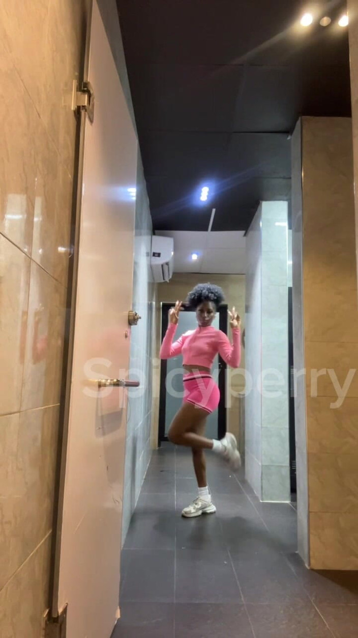 Spicy perry: Hete zwarte tiener plassend in een openbaar toilet