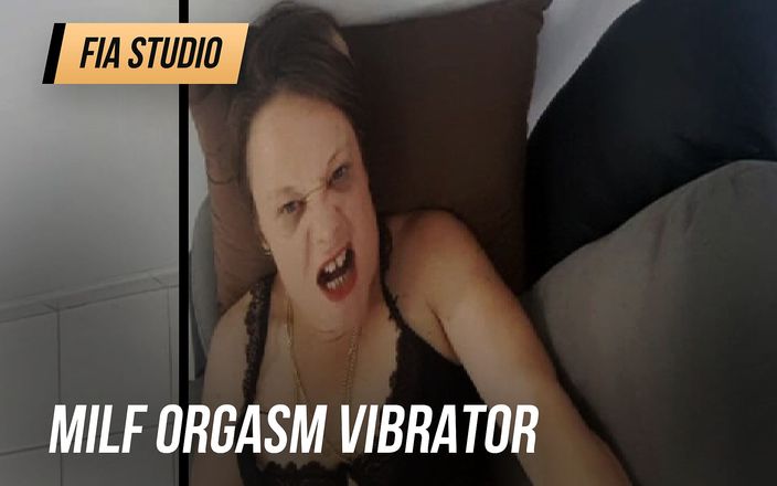 Fia studio: Orta yaşlı seksi kadın vibratörle orgazm oluyor