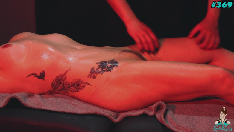 Squirting Sp: 私は彼女を拳で殴りそうになりましたが、マッサージ中に彼女は大量に潮吹きしました