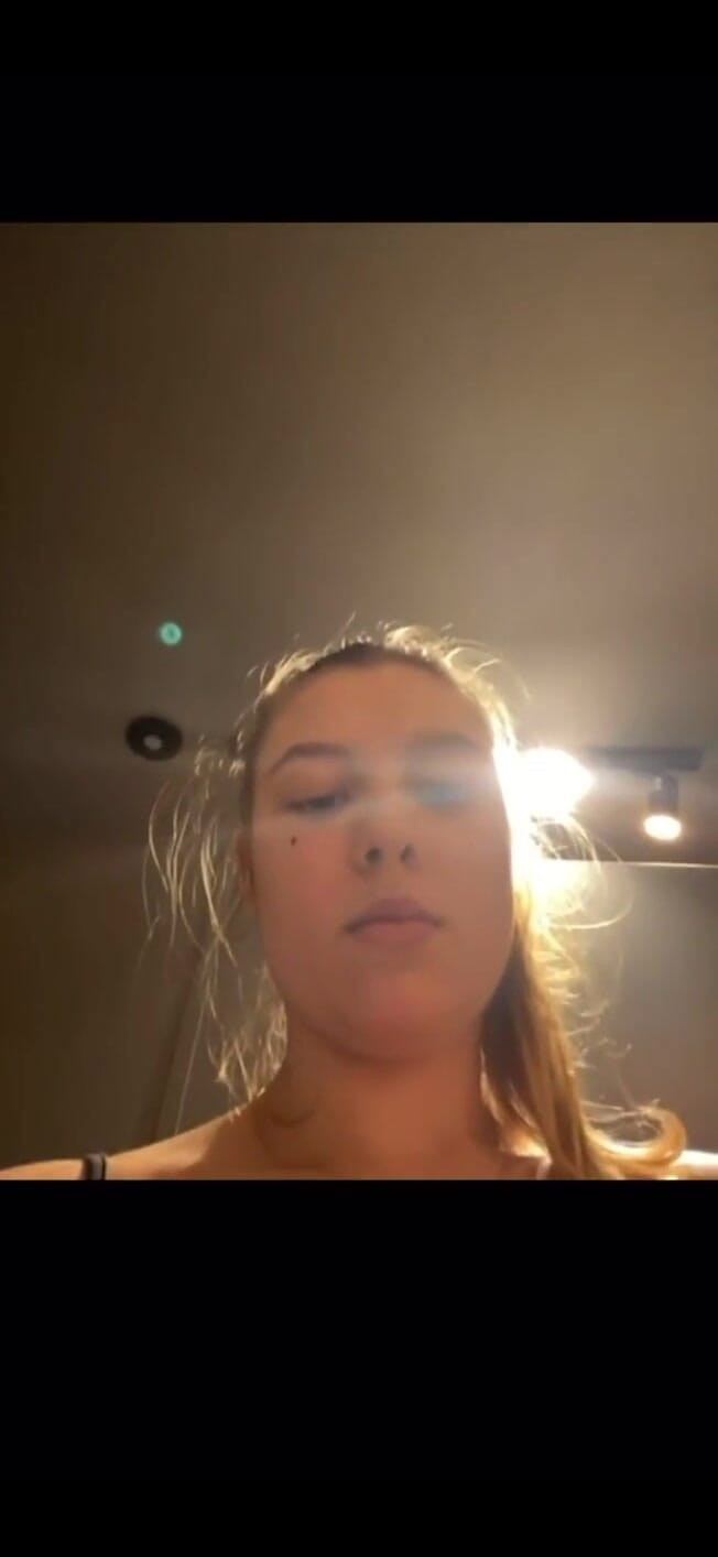 JuiceLussie: Halka açık anal fışkırtma. Yumruk sokma anal. ayak fetişi