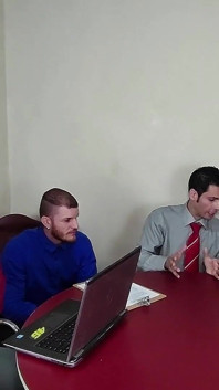 Suzie și Russah îi ajută pe șefi să închidă un contract cu Gringo Negao în sex în grup