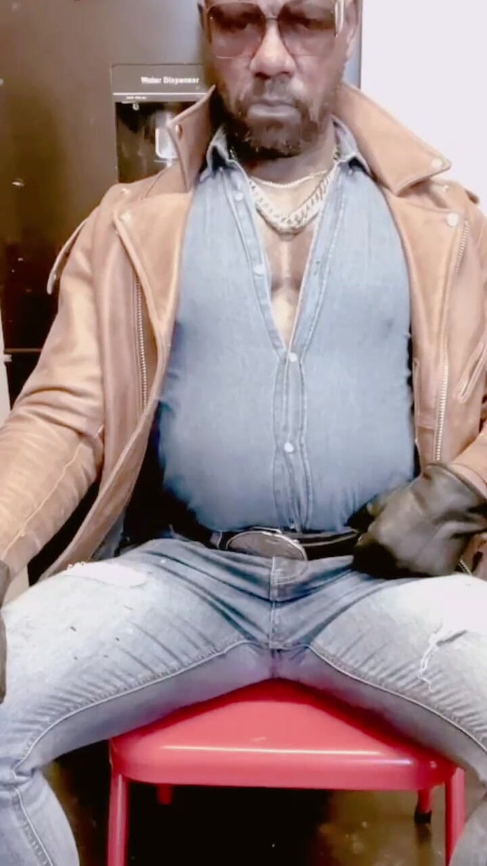 Black mature kinky muscle: Denim đen bú vú &amp; wank