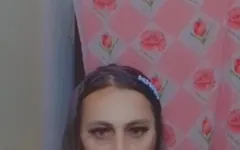 Maricas Femboy bebe mijando