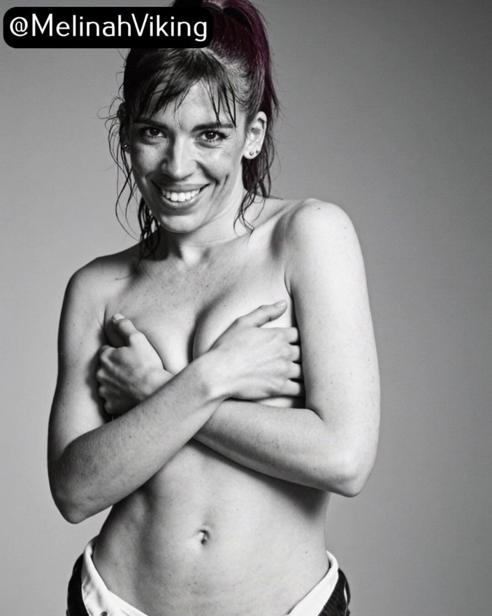 Melinah Viking: B&amp;w servizio fotografico in topless