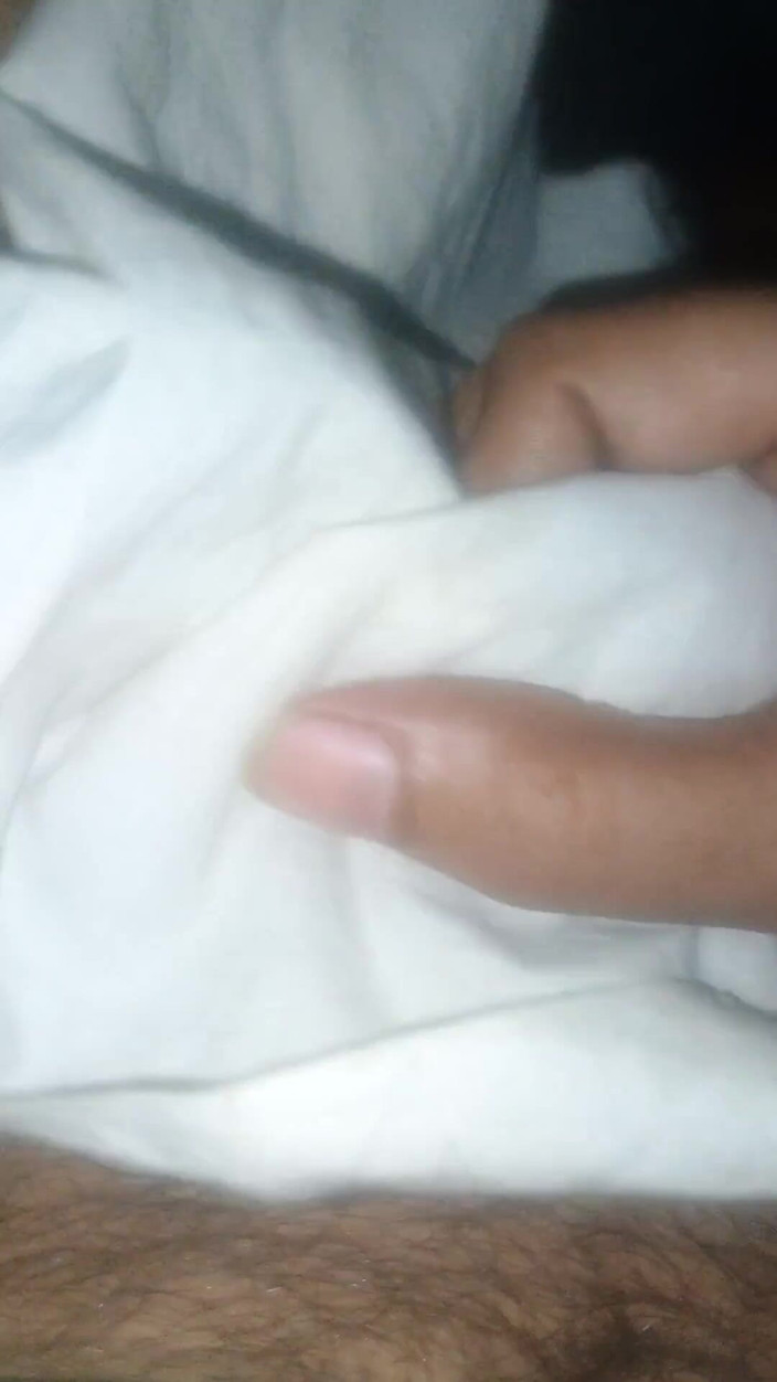Hot_bobby: 女の子のことを考え、服で私のチンポをこすりつけるインドの男の子