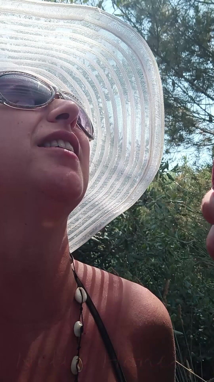 Nelly_Honey: Ik heb pijpbeurten gegeven op de parkeerplaats van het strand