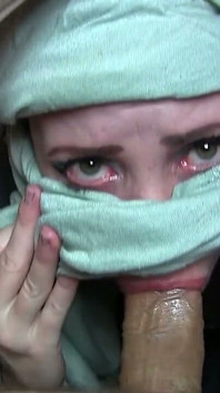 Humble servante suceuse réticente ! Une burqa-niqabi baveuse se fait facefucker ! POV
