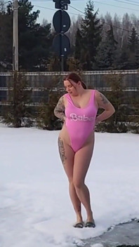 Swingers. Dva manželské páry si venku hrají ve sněhu nahé. Ženy čůrají ve sněhu a muži to lížou