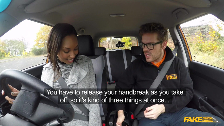 Fake Driving School: Fałszywa szkoła jazdy - wspaniała czarna sade nie udaje jej testu...